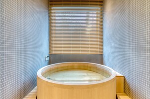 Chalet, 3 Bedrooms | Bathroom | Combined shower/tub, slippers, towels