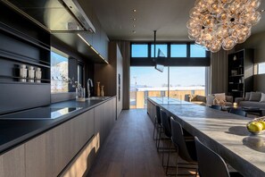 Alpehytte - 3 soveværelser | Privat køkken | Køleskab, mikrobølgeovn, ovn, kogeplade