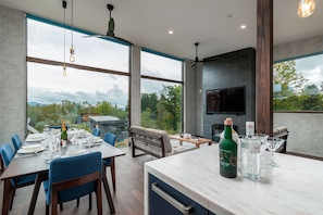 Chalet, 3 Bedrooms | Dining room