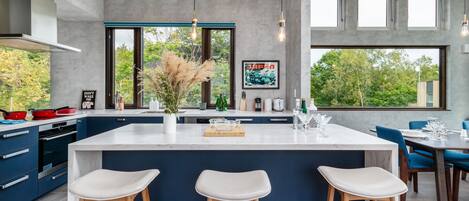 Chalet, 3 chambres | Cuisine privée | Réfrigérateur, four, plaque de cuisson, cafetiÚre/bouilloire