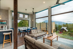 Chalet, 3 Schlafzimmer | Wohnbereich | Fernseher