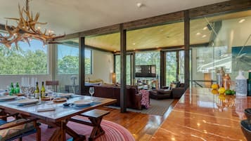 Villa, 4 habitaciones | Área de sala de estar | Televisión y reproductor de DVD