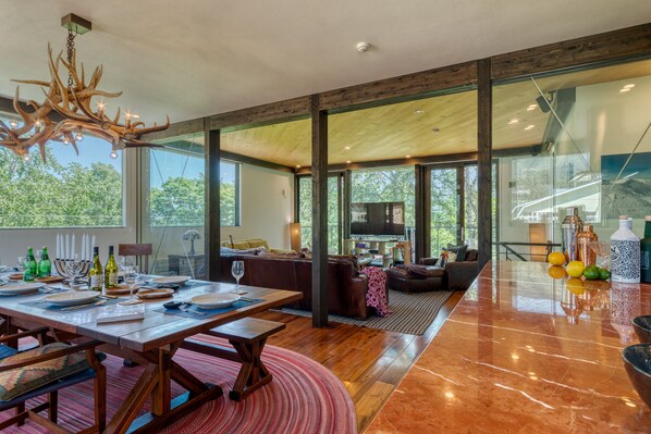 别墅, 4 间卧室 | 起居区 | 电视、DVD 播放器