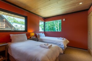 4 bedrooms, in-room safe, desk, iron/ironing board - Gustav's Hideaway by H2 Life (Kutchan)
