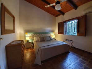 5 bedrooms, in-room safe, desk, iron/ironing board