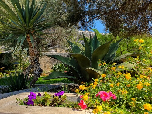 VILLA PLEMMYRIA. Semi-detached villa immersed in the greenery of the Plemmirio Marine Protected Oasis