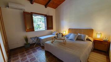 5 Schlafzimmer, Zimmersafe, Schreibtisch, Bügeleisen/Bügelbrett