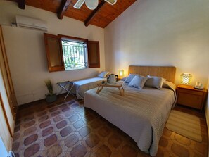 5 bedrooms, in-room safe, desk, iron/ironing board - VILLA PLEMMYRIA. Semi-detached villa immersed in the greenery of the Plemmirio Marine Protected Oasis (Plemmirio)