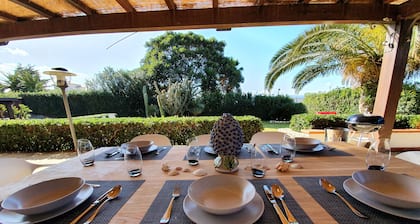 VILLA PLEMMYRIA. Paritalohuvila upotettuna Plemmirio Marine Protected Oasis -viheriölle