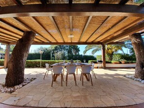 Outdoor dining - VILLA PLEMMYRIA. Semi-detached villa immersed in the greenery of the Plemmirio Marine Protected Oasis (Plemmirio)