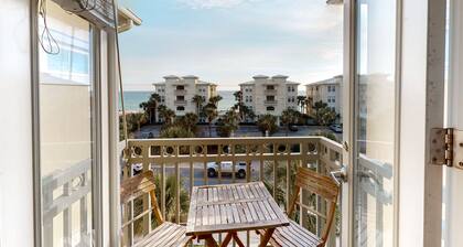 Beachy condo w/ free WiFi & shared pool/hot tub - short walk to the beach