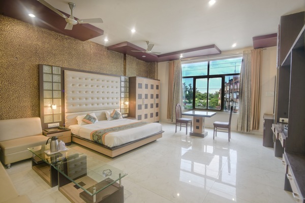 Royal Room | Soundproofing, WiFi (free), bed sheets