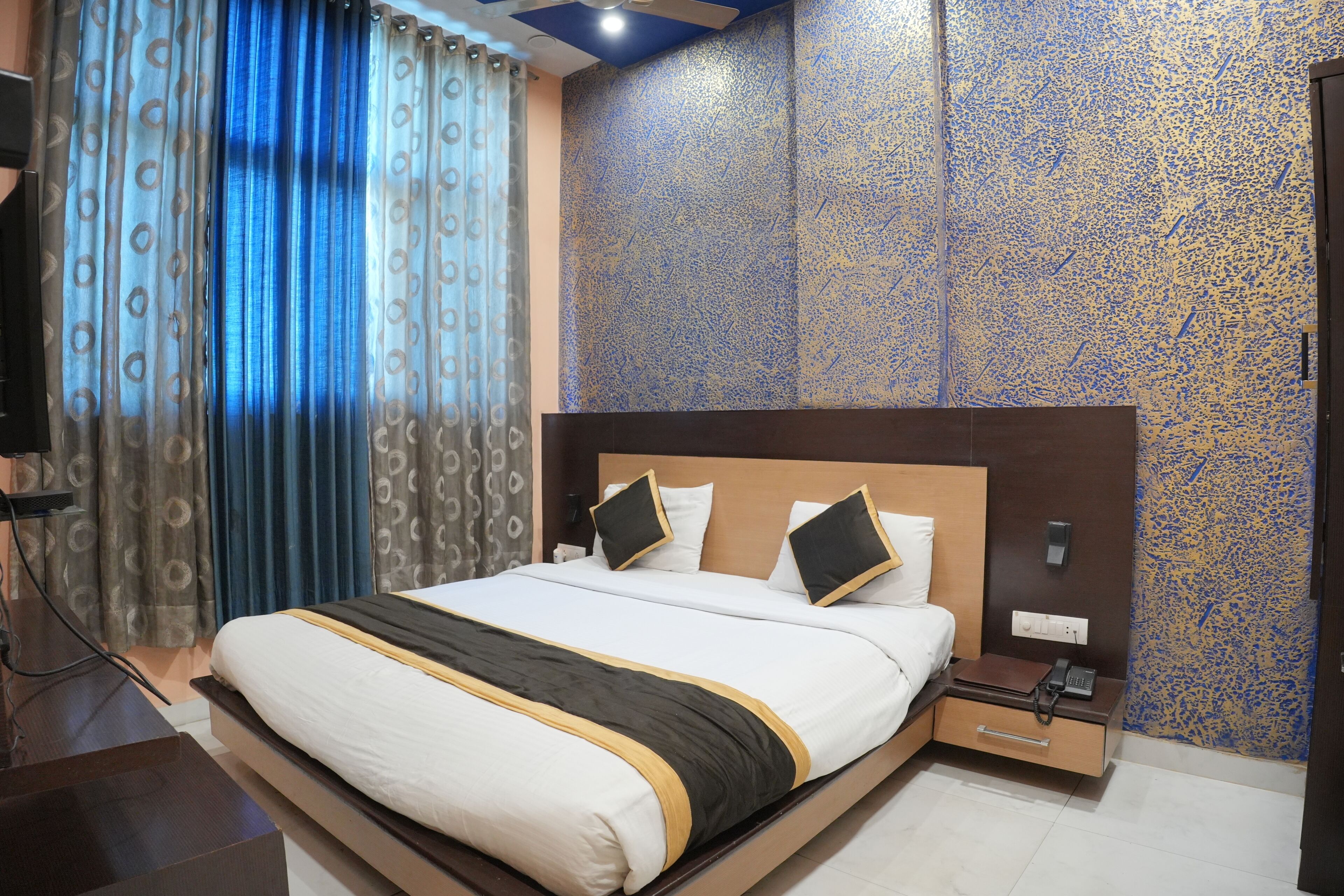 Luxury Double Room | Soundproofing, free WiFi, bed sheets