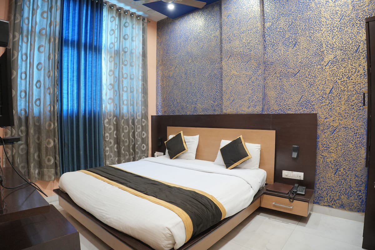 Habitación de hotel con cama, mesita de noche y pared con textura.