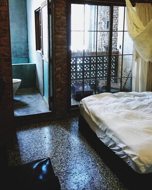 Desk, free WiFi, bed sheets
