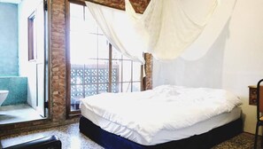 Desk, free WiFi, bed sheets