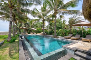 2 outdoor pools, open 7:00 AM to 8:00 PM, pool umbrellas, pool loungers - Wide Sands Beach Retreat (Mendoyo)