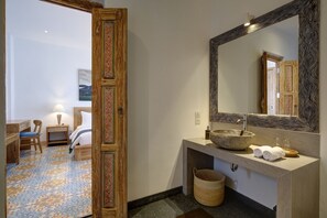 Deluxe Double Room | Bathroom | Separate bathtub and shower, free toiletries, hair dryer, towels - Wide Sands Beach Retreat (Mendoyo)