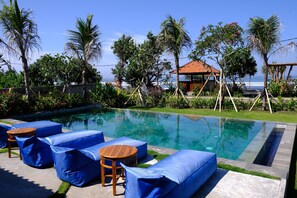 2 kolam renang outdoor, dengan payung kolam renang dan kursi berjemur