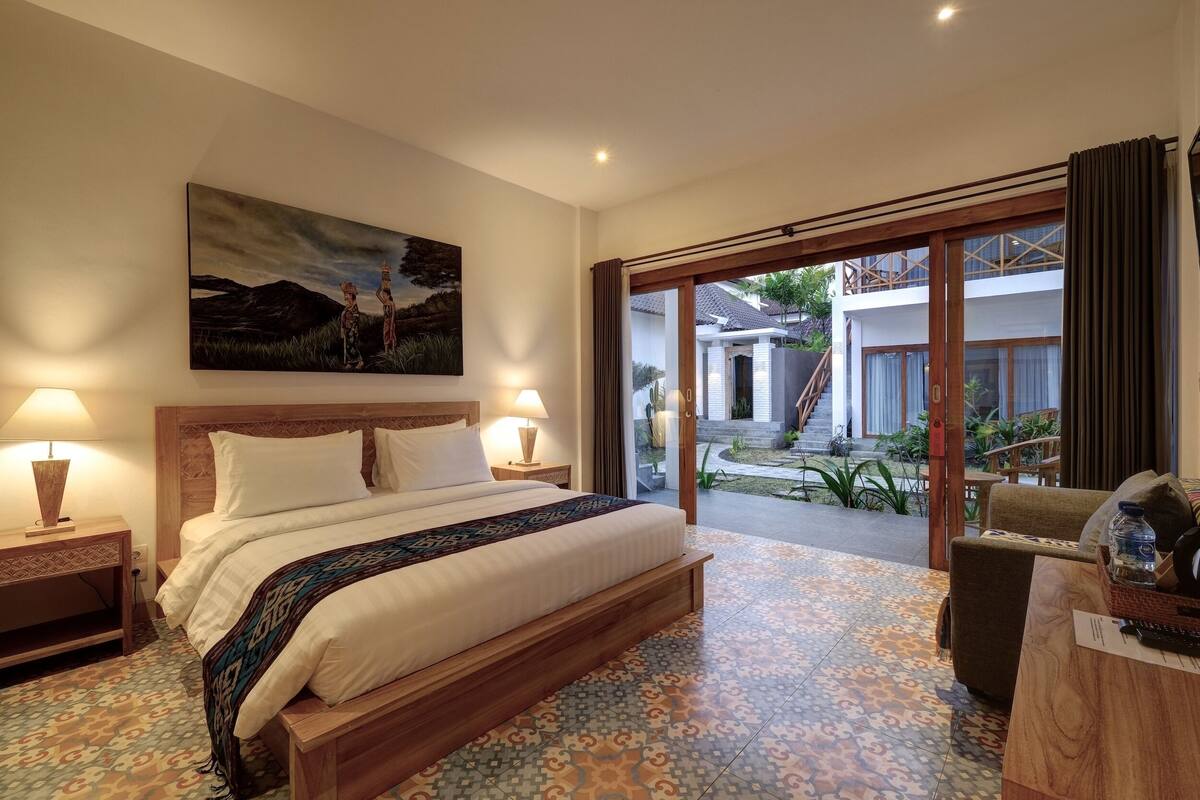 Premium bedding, pillow-top beds, minibar, in-room safe