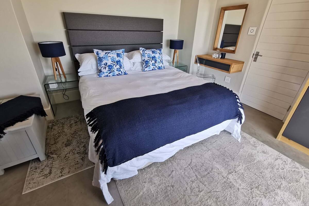 Iron/ironing board, bed sheets