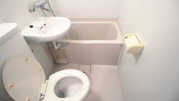 Apartment | Bathroom | Combined shower/tub, free toiletries, hair dryer, slippers