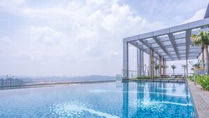 Piscina infinita en la azotea con vistas despejadas al paisaje urbano.