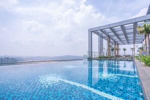 Piscina infinita en la azotea con vistas despejadas al paisaje urbano.