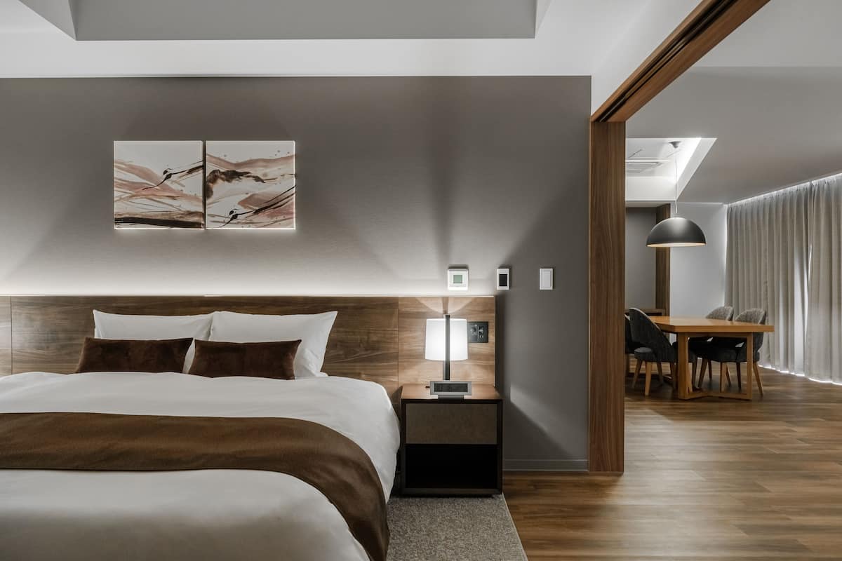 Ropa de cama de alta calidad y caja de seguridad en la habitación