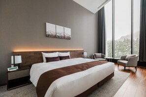 غرفة - ٤ غرف نوم - لغير المدخنين (Penthouse Residence) | أغطية فراش متميزة وخزنة داخل الغرفة وتجهيزات عازلة للصوت ومكواة/لوح كي