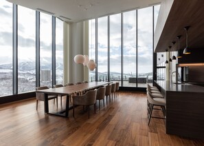 غرفة - ٤ غرف نوم - لغير المدخنين (Penthouse Residence) | منطقة المعيشة | تلفزيون بشاشة مسطحة، أرضيات م دفأة