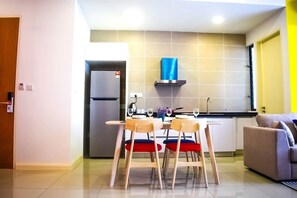 Una cocina moderna con un refrigerador empotrado, una estufa y un ventanal.