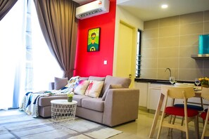 Familienapartment, 2 Schlafzimmer, Poolzugang, Stadtblick | Wohnbereich | Flachbildfernseher