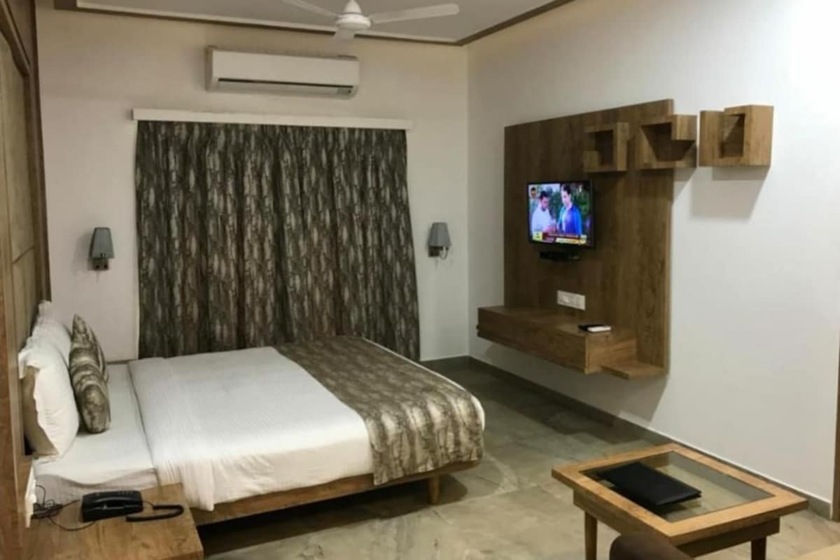1 bedroom, laptop workspace, blackout drapes, WiFi (free)
