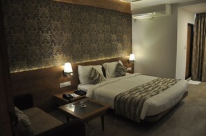 1 bedroom, individually decorated, individually furnished