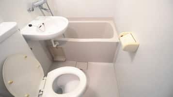 Apartment | Bathroom | Combined shower/tub, free toiletries, hair dryer, slippers