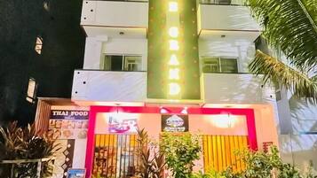 Deluxe-Doppelzimmer, Balkon, Stadtblick | Minibar, Bügeleisen/Bügelbrett, kostenloses WLAN, Bettwäsche