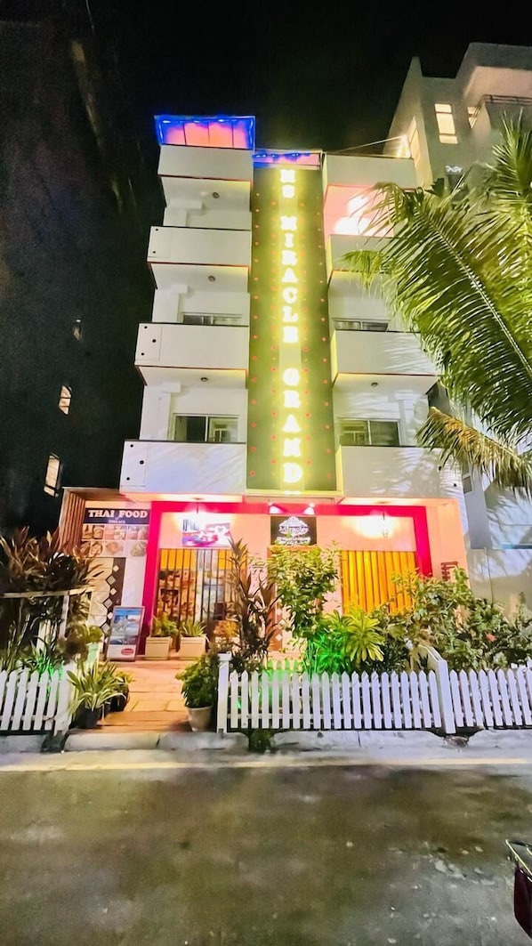 Deluxe Double Room | Minibar, iron/ironing board, free WiFi, bed sheets