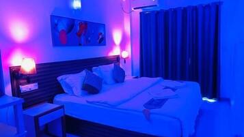 华丽双人房, 阳台, 城市景观 | 迷你吧、熨斗/熨板、免费 WiFi、床单