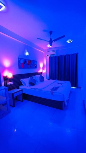 华丽双人房, 阳台, 城市景观 | 迷你吧、熨斗/熨板、免费 WiFi、床单