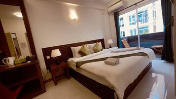 Deluxe Double Room | Minibar, iron/ironing board, free WiFi, bed sheets