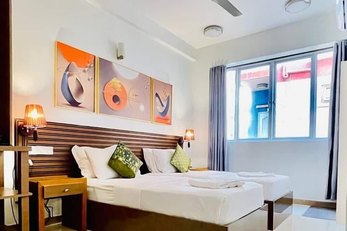 Deluxe Twin Room | Minibar, iron/ironing board, free WiFi, bed sheets