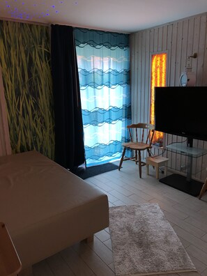 3 chambres, fer et planche à repasser, lit de bébé portatif