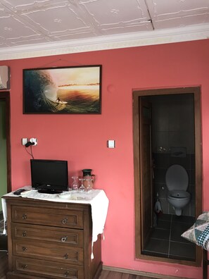 Habitación Confort doble | Baño | Ducha, secador de pelo, toallas y jabón