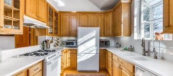 Lovely dog-friendly home w/private hot tub, gas grill, & great mountain views