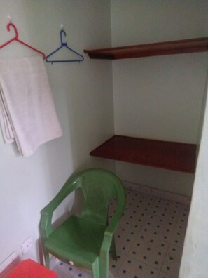 Habitación estándar | Escritorio, cortinas blackout, wifi gratis y ropa de cama 