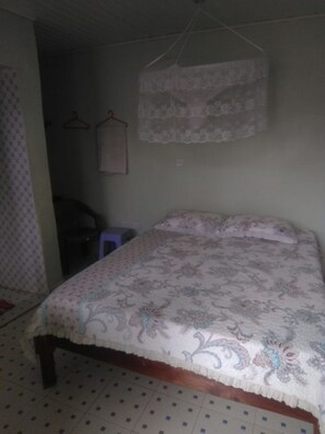 Escritorio, cortinas blackout, wifi gratis y ropa de cama 