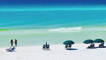 En la playa, camastros y toallas de playa