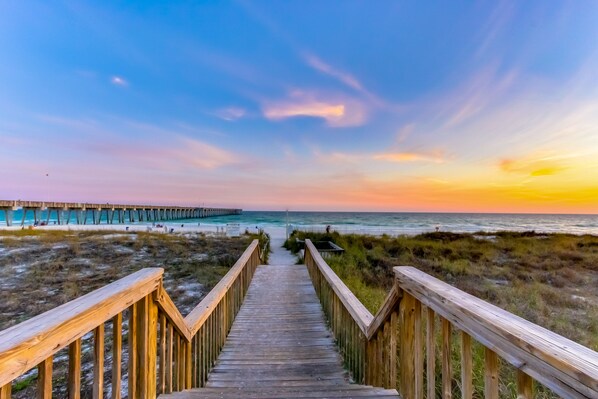 On the beach - Beautiful 28th-floor condo w/shared gym/Roman spa, hot tub, two shared pools (Panama City Beach)