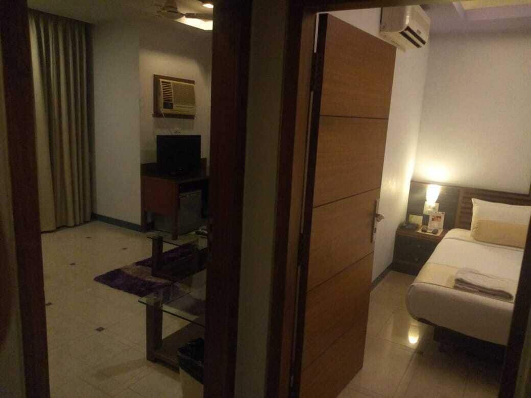 Hotelkamer met een bed, een bureau, een stoel, een televisie en een kledingkast.